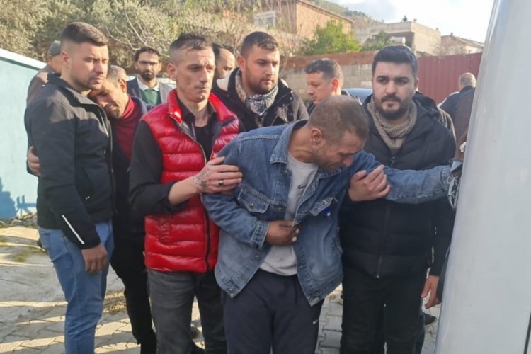 Eşi ve &ccedil;ocuklarına son kez dokunan acılı baba y&uuml;rekleri sızlattı