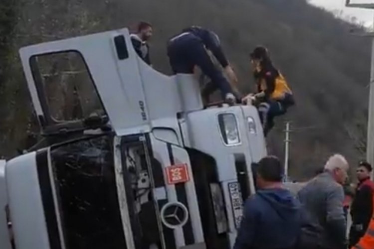 Karab&uuml;k'te kontrolden &ccedil;ıkan tır devrildi