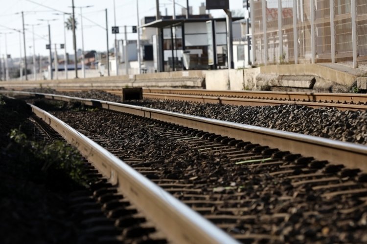 Fransa'da binlerce kişi emeklilik yaşı i&ccedil;in sokakta