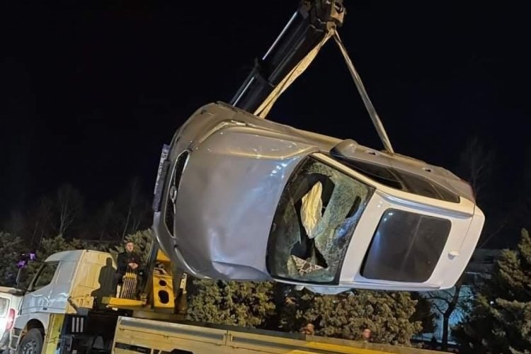 Kocaeli'nde dereye u&ccedil;an l&uuml;ks aracın s&uuml;r&uuml;c&uuml;s&uuml; yaralandı