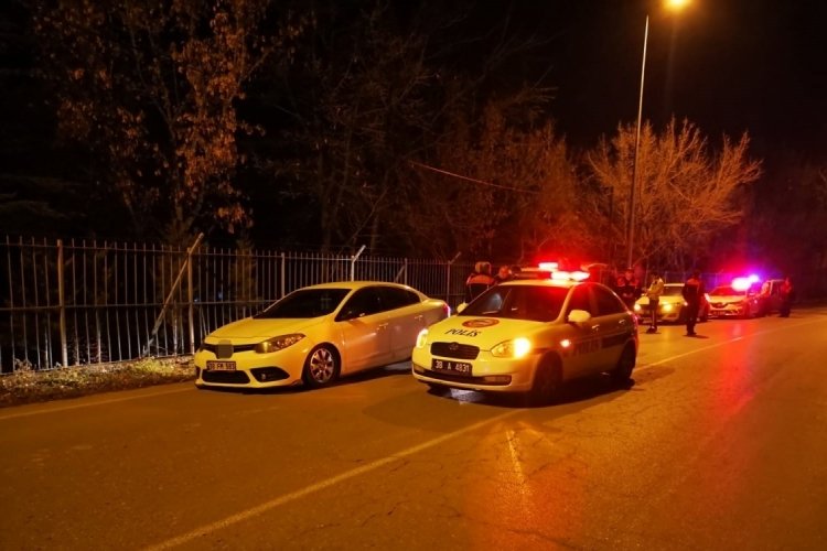 Kayseri'de alkoll&uuml; s&uuml;r&uuml;c&uuml; motosiklete &ccedil;arptı: 2 kişi yaralandı
