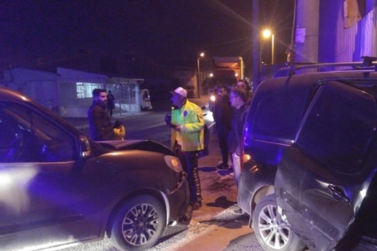 Bursa İneg&ouml;l'de korkutan kaza: 2 ara&ccedil; &ccedil;arpıştı, 2 kişi yaralandı
