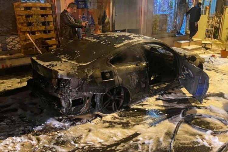 İstanbul'da park halindeki l&uuml;ks otomobil yandı