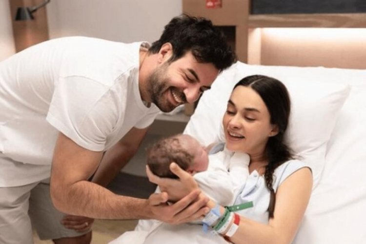 Hande Soral, sette bebek bakıyor