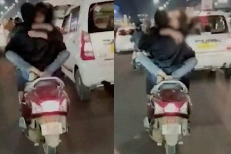 Uttar Pradeş'de bir &ccedil;ifttin motosiklete binme şekli g&uuml;ndem oldu