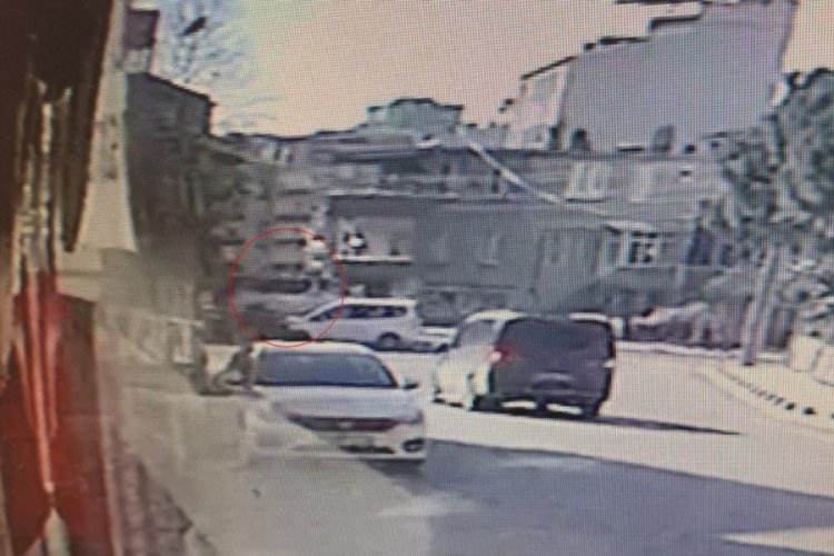 16 yaşındaki &ccedil;ocuk izinsiz aldığı arabayla kaza yaptı: 3 yaralı