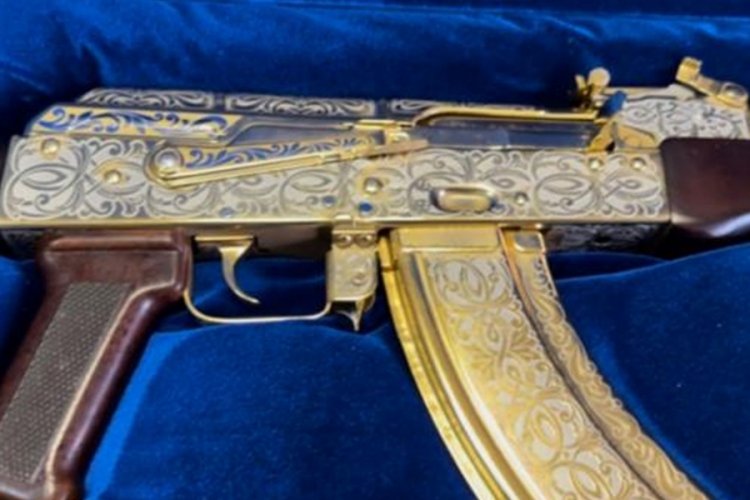 Rusya'da altın kalaşnikof t&uuml;feği ele ge&ccedil;irdi
