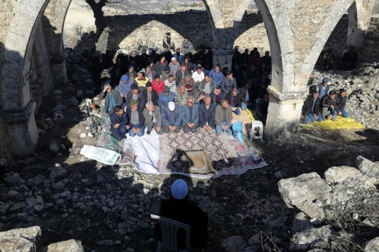 Mersin'de vatandaş yağmur duasına &ccedil;ıktı