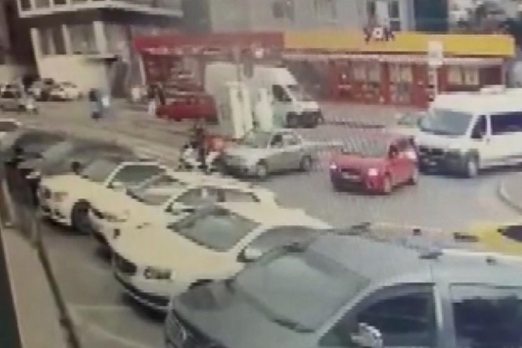 Otomobiliyle &ccedil;arptığı kuryeyi ezmeye &ccedil;alıştı!