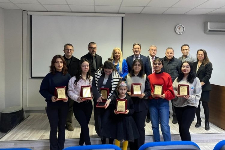T&uuml;rk Eğitim Sendikası Bursa'dan BU&Uuml; &ouml;ğrencilerine plaket