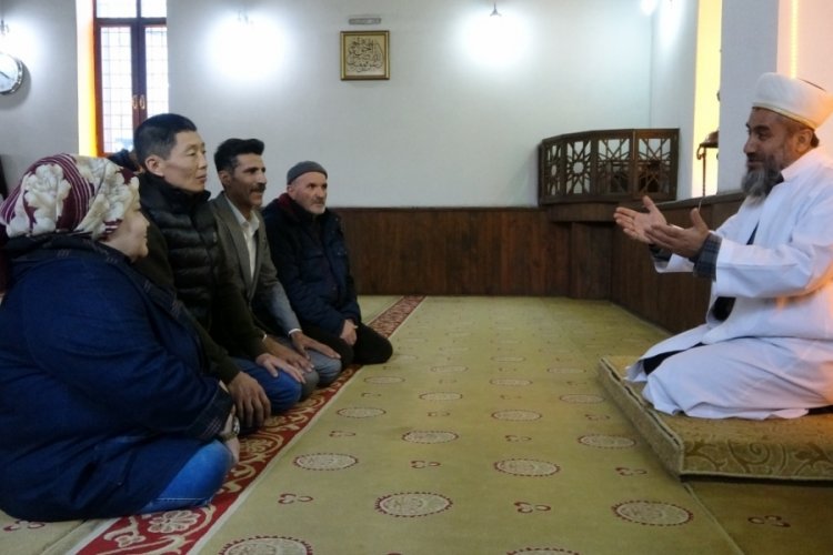 Bursa'da eşi M&uuml;sl&uuml;man olan kadın g&ouml;zyaşlarını tutamadı