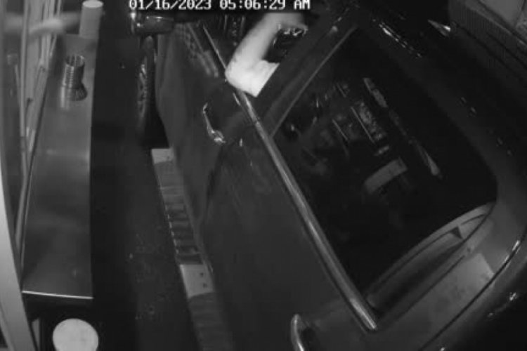 ABD'de bir kişi camdan para uzatan kadını ka&ccedil;ırmaya &ccedil;alıştı