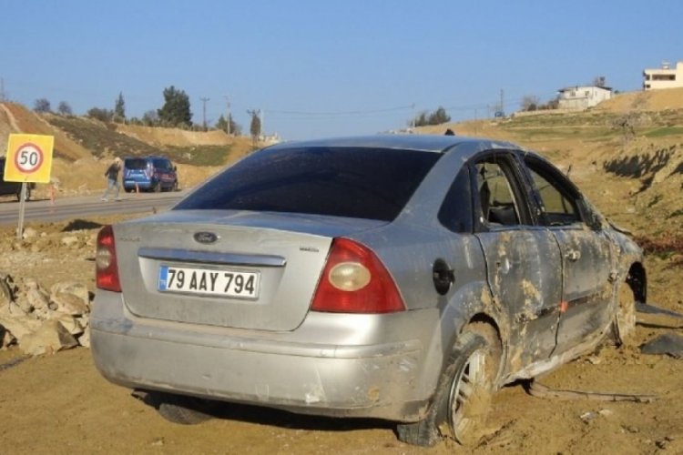 Kilis'te kontrolden &ccedil;ıkan otomobil moloz yığınına &ccedil;arptı: 2 yaralı