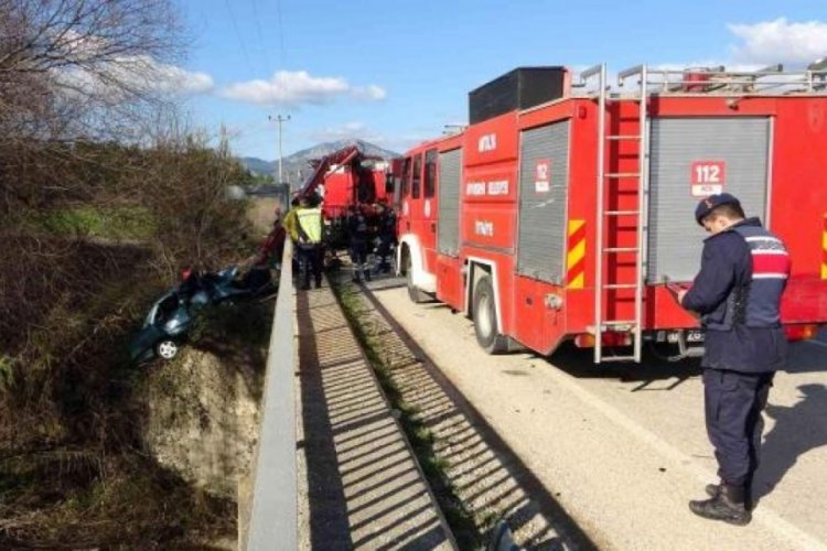 Antalya'da k&ouml;pr&uuml; demirine &ccedil;arpan otomobildeki s&uuml;r&uuml;c&uuml; sıkıştı