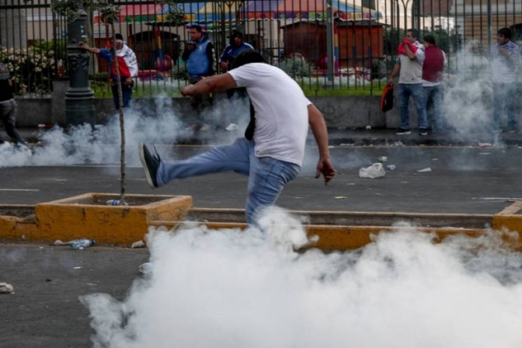 Peru'da tansiyon dinmiyor! Eylemciler havalimanını kuşattı