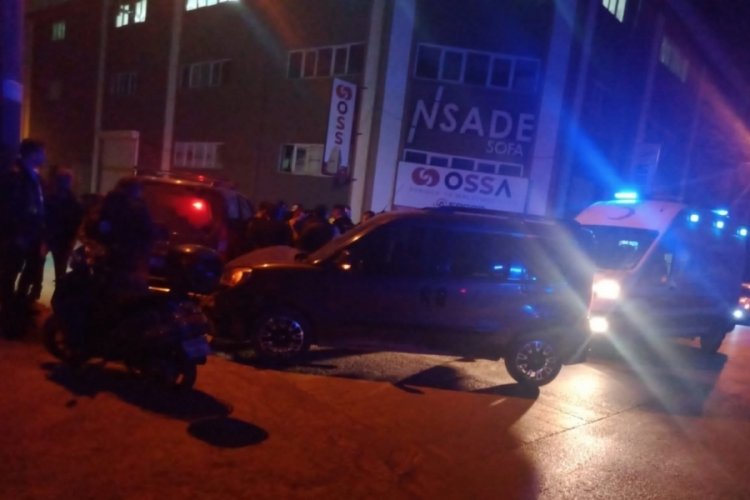 Bursa'da 2 ticari ara&ccedil; &ccedil;arpıştı: 2 yaralı
