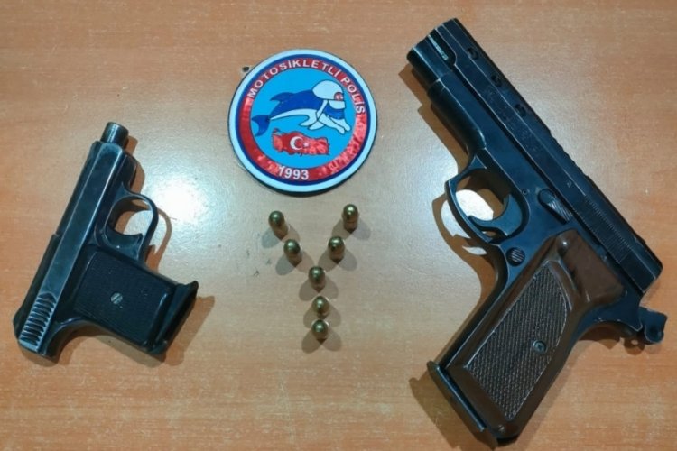 Afyonkarahisar'da galericinin &uuml;zerinden ruhsatsız tabanca &ccedil;ıktı!