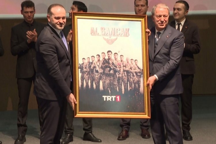 Hulusi Akar, 'Al Sancak' dizisini oyuncularıyla izledi
