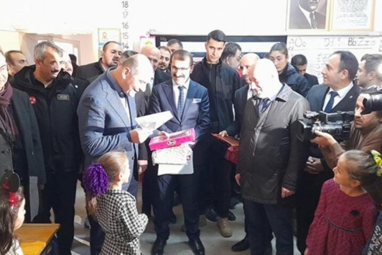 S&uuml;leyman Soylu, Yusufeli'nde &ccedil;ocuklara karnelerini dağıttı