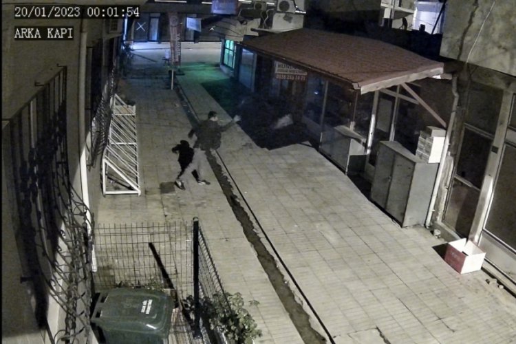 İşyerinin camını taşla kırdı, i&ccedil;erdeki bağış kutusunu &ccedil;aldı