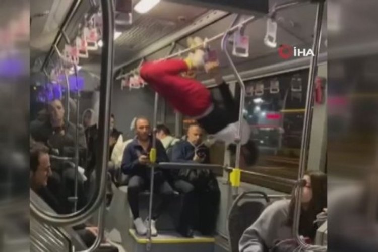 Metrob&uuml;ste direk dansı kamerada