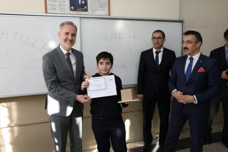 Bursa İneg&ouml;l'de 65 bin &ouml;ğrenci karne heyecanı yaşadı