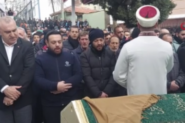 Dini nikahlı eşi tarafından boğazı kesilerek &ouml;ld&uuml;r&uuml;len kadın son yolculuğuna uğurlandı