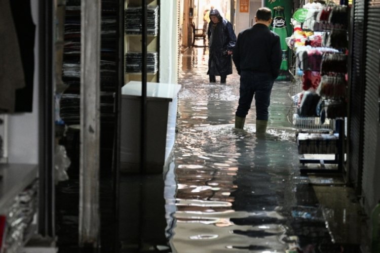 İzmir'de sağanak hayatı olumsuz etkiledi