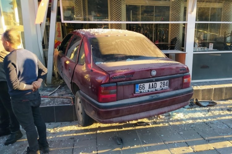 Yozgat'ta bir s&uuml;r&uuml;c&uuml; aracıyla kafeye daldı: 4 yaralı