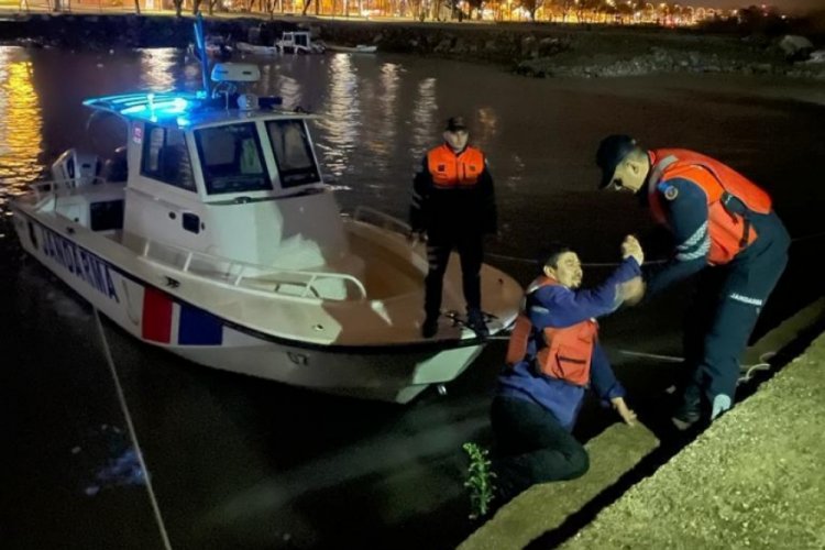 Bursa'da g&ouml;lde mahsur kalan vatandaşların yardımına jandarma koştu