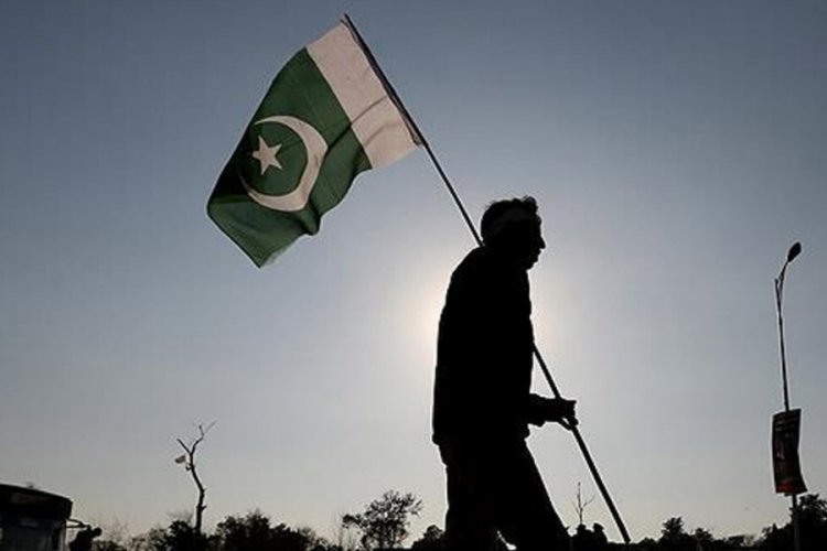 Pakistan'da yolcu trenine bombalı saldırı: 18 yaralı var