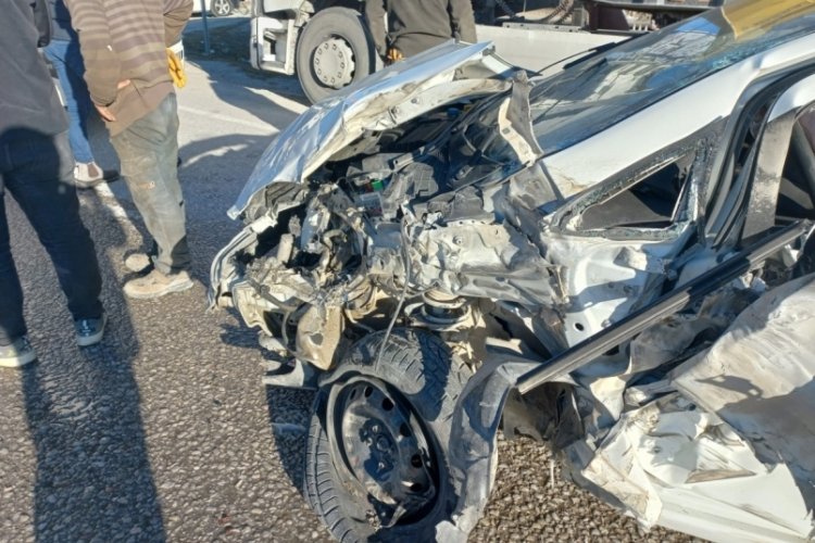 Samsun'da otomobil tıra arkadan &ccedil;arptı: 3 yaralı