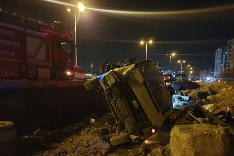 Kayseri'de yoldan &ccedil;ıkan minib&uuml;s devrildi: 1 ağır yaralı