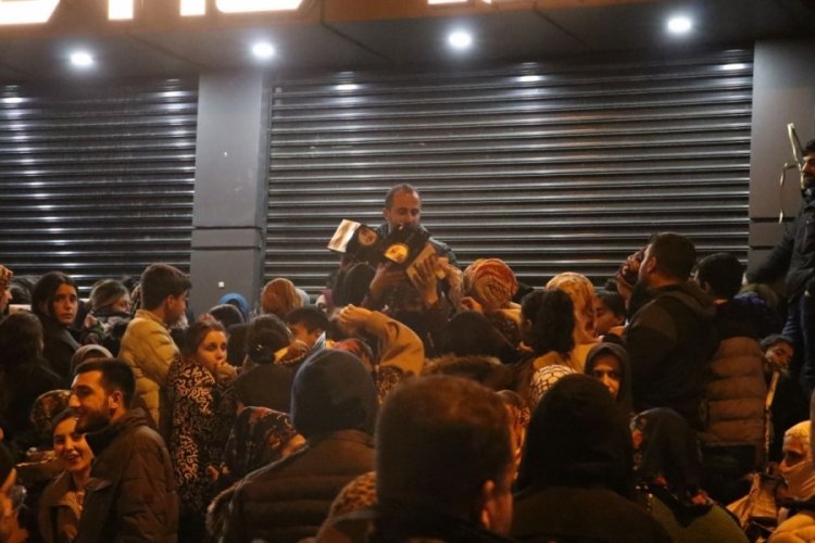 Diyarbakır'da a&ccedil;ılışa &ouml;zel indirim yaptı! Gece yarısı kuyruğa girdiler