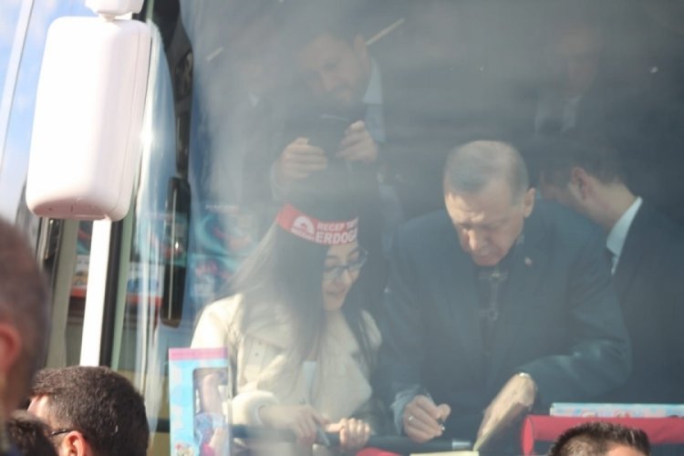 Cumhurbaşkanı Erdoğan, Bursa'da &uuml;niversiteli genci kırmadı