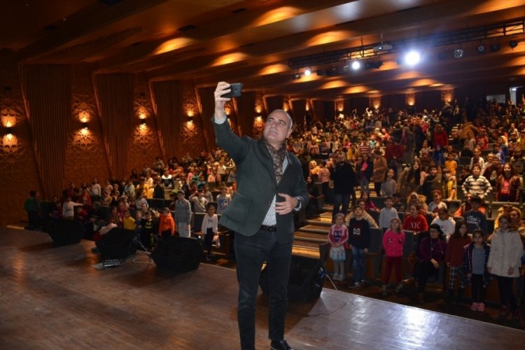 Bursa'da yarıyıl tatilinde &ccedil;ocuklara karne hediyesi