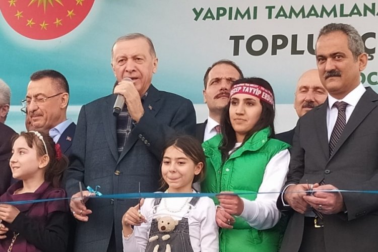 Erdoğan, Bursa mitinginde şarkılara eşlik etti