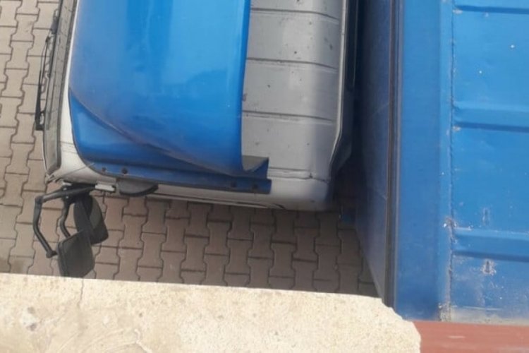 Elazığ'da balkon duvarına sıkışan kamyonet &ccedil;ıkarıldı