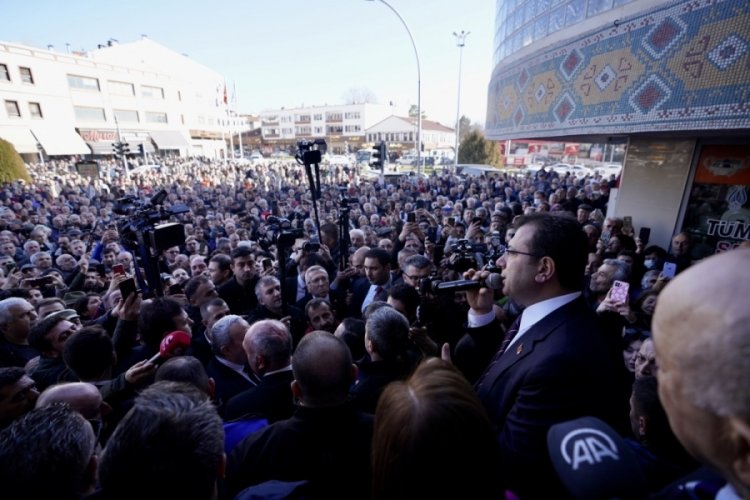 Ekrem İmamoğlu'yla fotoğraf &ccedil;ekinmek i&ccedil;in birbirlerini ezdiler