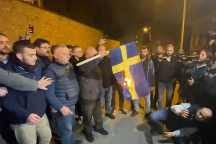 İstanbul'da İsve&ccedil; protestosu: Bayrak yakıldı