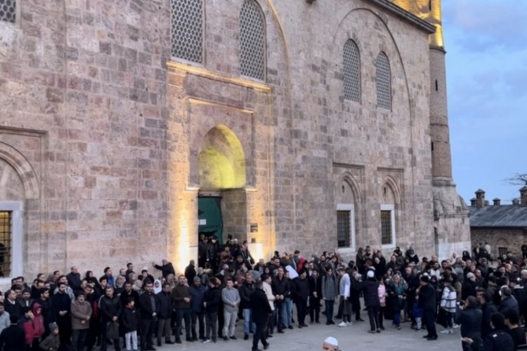 İslam d&uuml;şmanı saldırıya karşı binlerce kişi Ulucami'ye akın etti