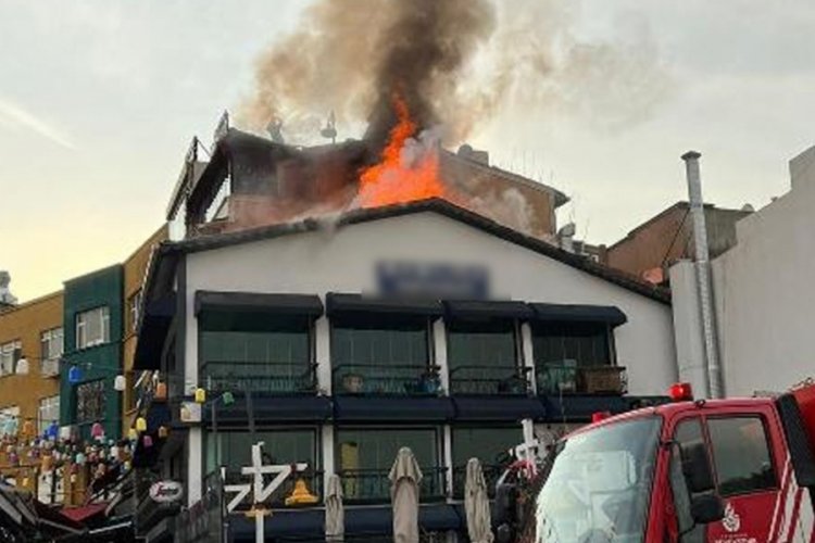 İstanbul Sultanahmet'te 2 katlı restoranın &ccedil;atısı alev alev yandı