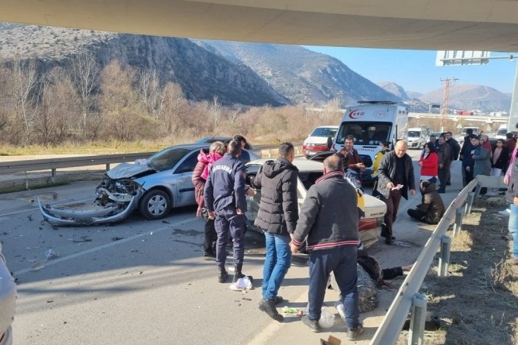Amasya'da iki otomobil &ccedil;arpıştı