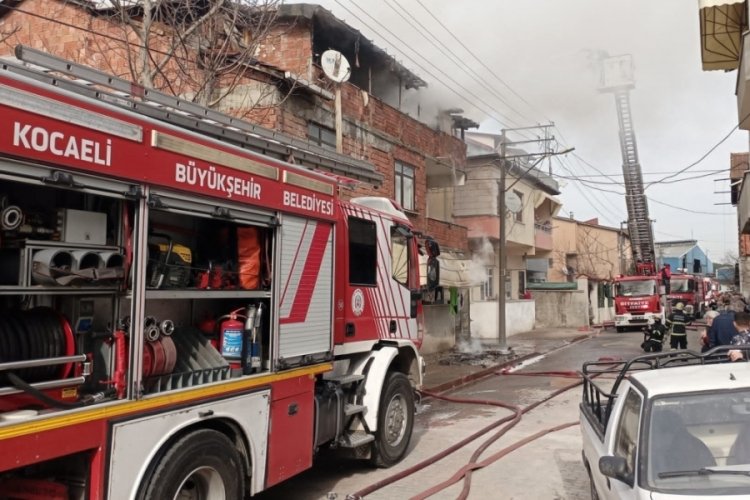 Kocaeli'nde 3 katlı binada korkutan yangın