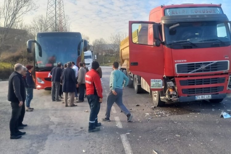 Zonguldak'ta iş kamyonu ile otomobil &ccedil;arpıştı