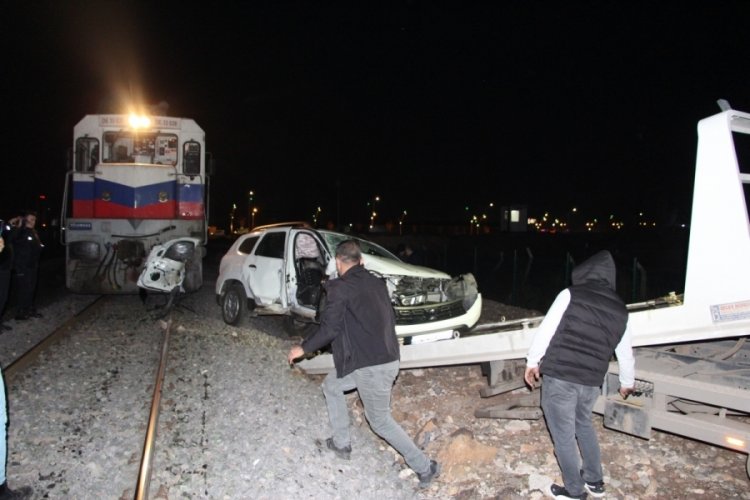 Diyarbakır'da y&uuml;k treni otomobile &ccedil;arptı: 4 yaralı