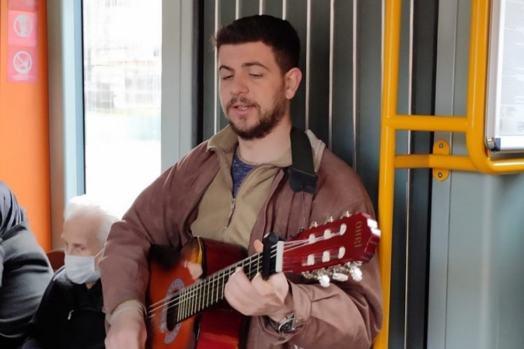 Bursa metrosundaki m&uuml;ziğe kulak ver