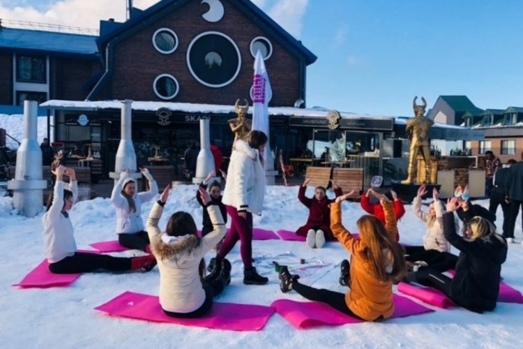 Uludağ'da tiş&ouml;rtlerle yoga yaparak ısındılar