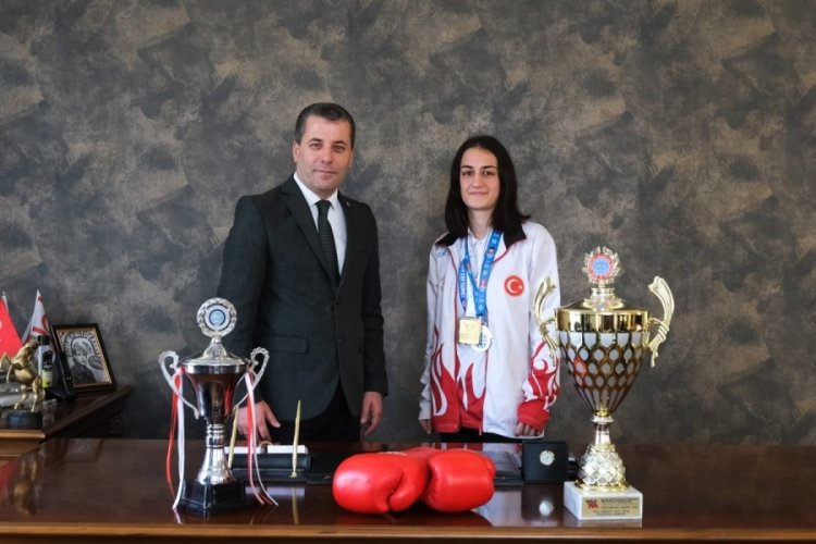 D&uuml;nya 2'ncisi Berfin'e Nil&uuml;fer sahip &ccedil;ıktı