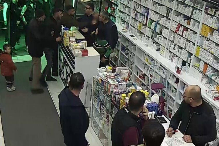 Kayseri'de "Sıra beklemem" dedi, eczaneyi dağıttı